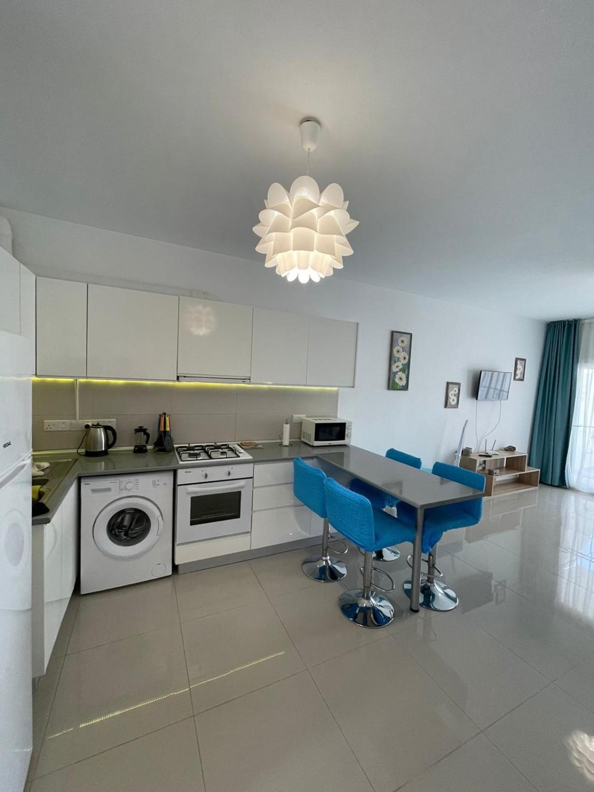 Blue Apartment In 5* Ceasar Resort Trikomo エクステリア 写真